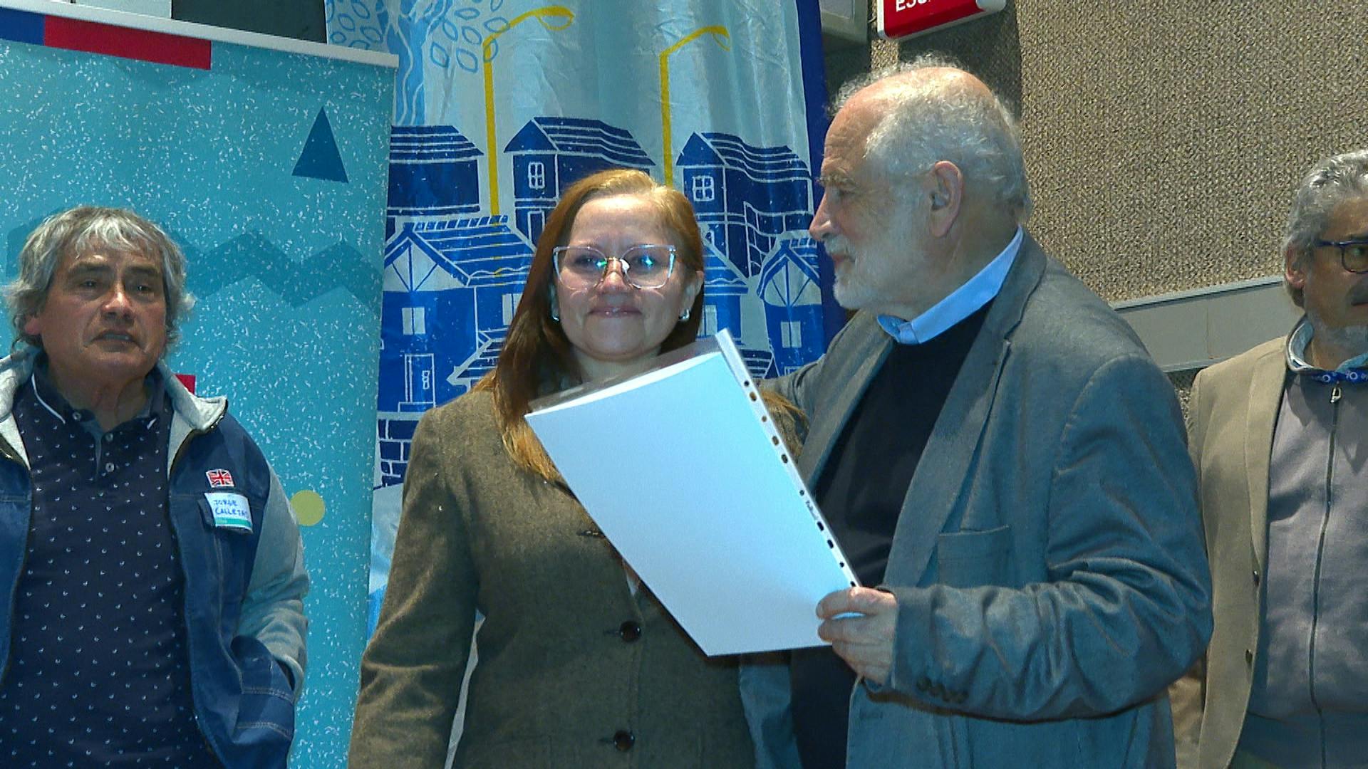 153 subsidios habitacionales entregó el ministro de vivienda Carlos Montes en Antofagasta
