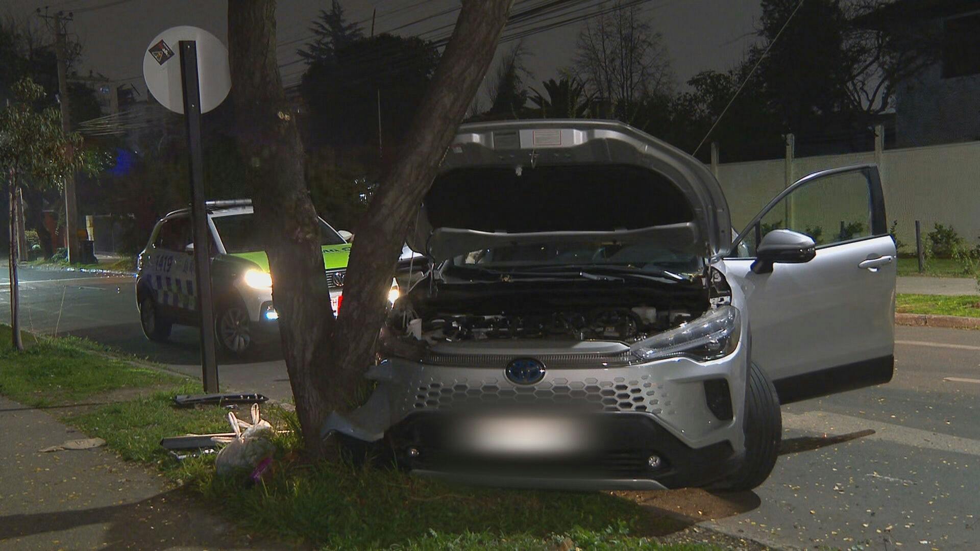 Adulto mayor sufrió violento robo de su auto por escolares en La Reina: le pegaron con martillos y chocaron con árbol  