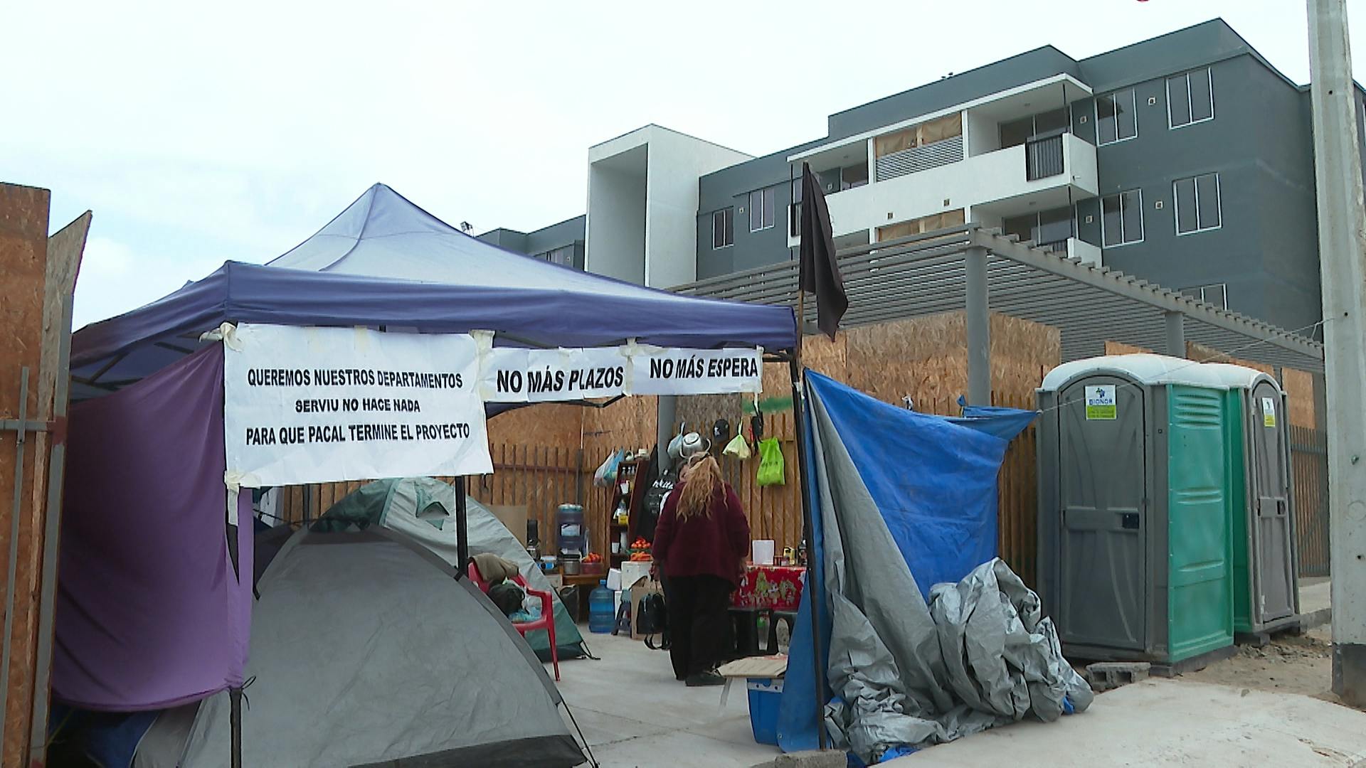 Familias pernoctan en carpas esperando sus departamentos sociales  