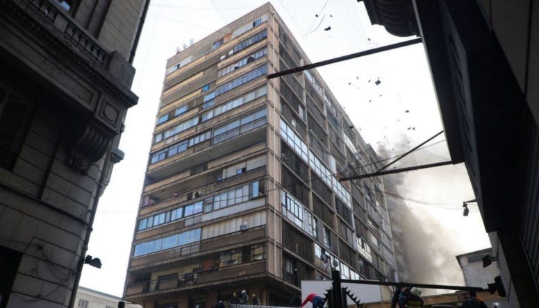 Experto de seguridad por incendio en edificio de Santiago: "Se compromete la estructura"