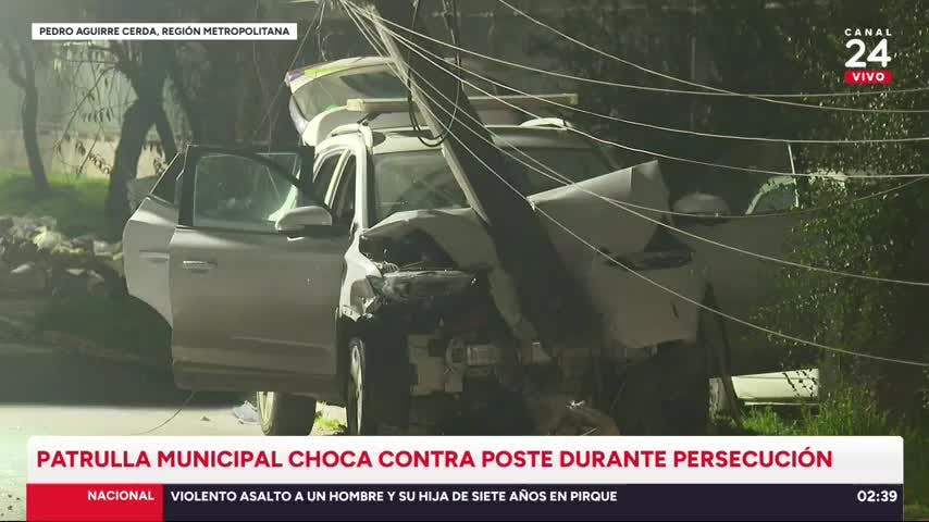 Patrulla municipal chocó contra poste tras perseguir a conductor que escapó de fiscalización: sujeto quedó detenido 