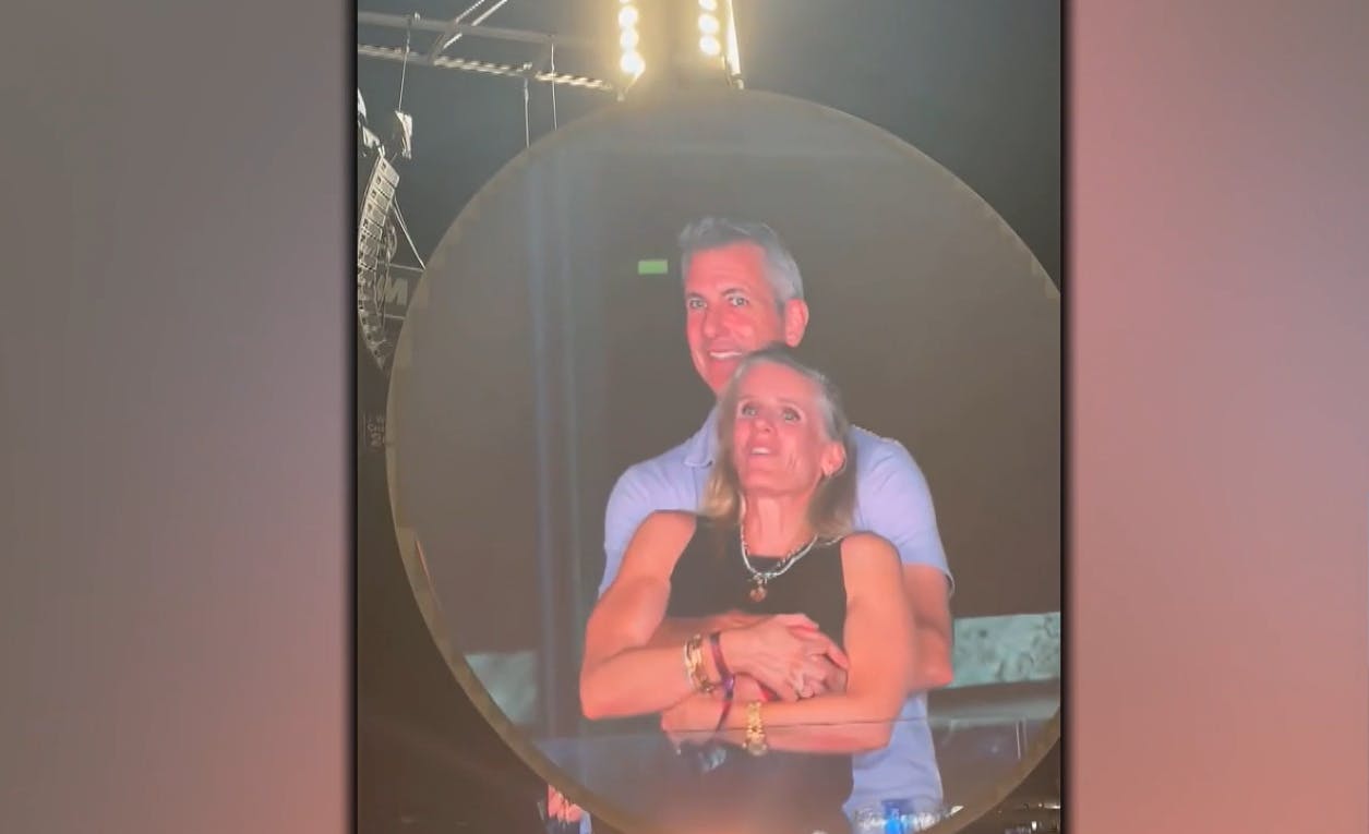 Escándalo mundial por supuesta infidelidad de millonario en pleno concierto de Coldplay