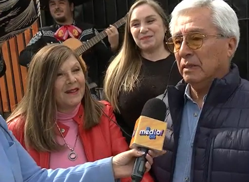 "El Medio Amor" celebra a pareja de 50 años de matrimonio