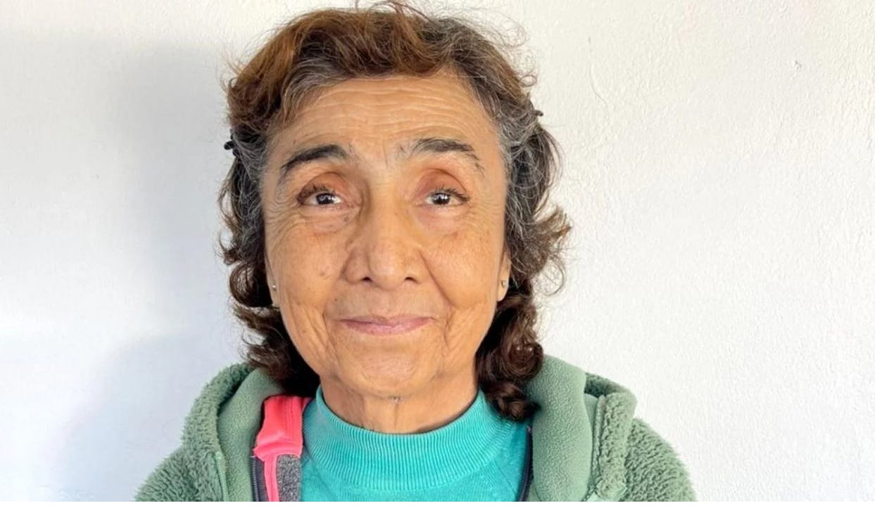 "Se pudo haber desorientado": Desesperada búsqueda de mujer que salió de hogar de adultos mayores  