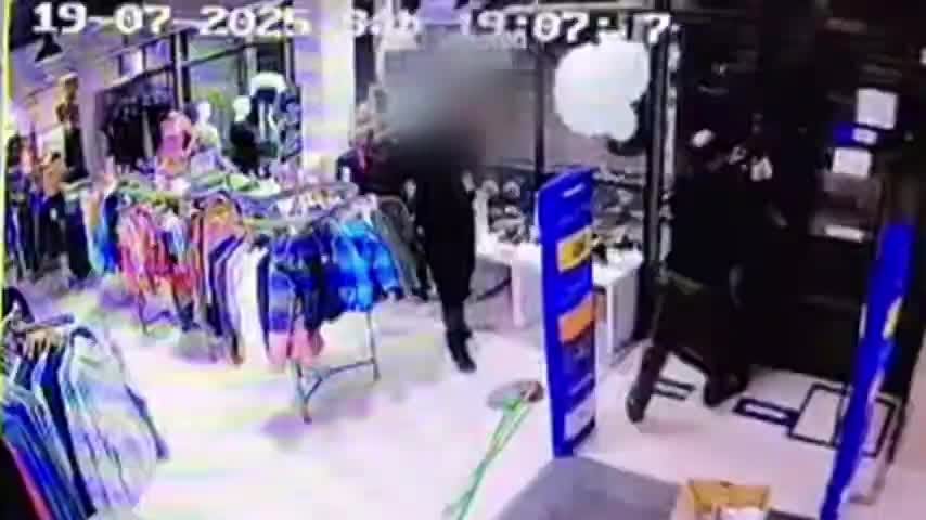Violento turbazo armado dejó dos dependientes heridos