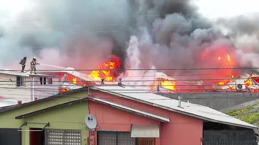 30 damnificados tras voraz incendio de bodega en Concepción