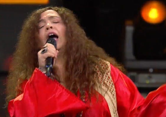 Pasaje directo a los años setenta: Janis Joplin enloquece en el escenario