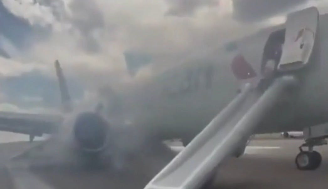 ¡Pánico total! Incendio en avión generó evacuación de emergencia