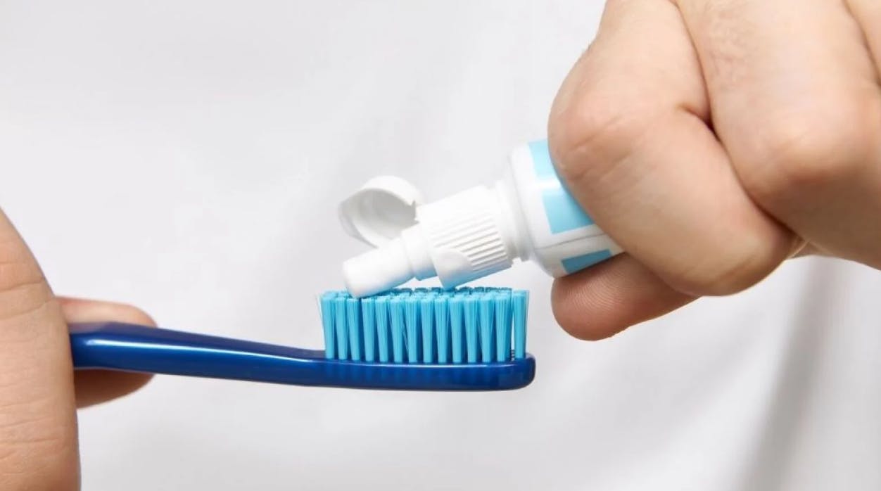 ¿Existe un riesgo para la salud? Experto aclara la alerta sobre pastas de dientes en el país 