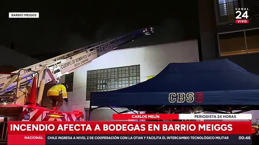 Incendio afecta a bodegas en Barrio Meiggs: Bomberos está controlando las llamas