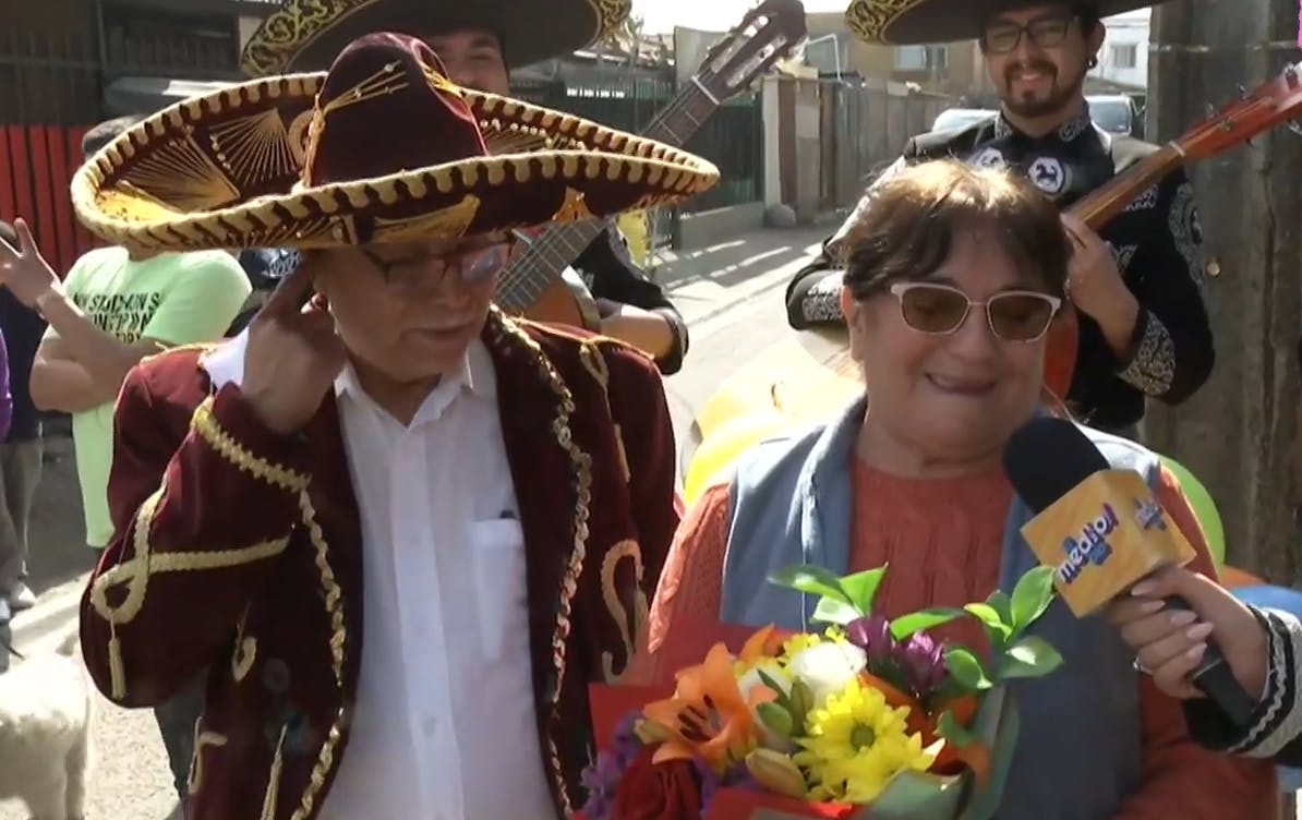 El Medio Amor: Francisco sorprende a Laurencia para celebrar sus 50 años de casados
