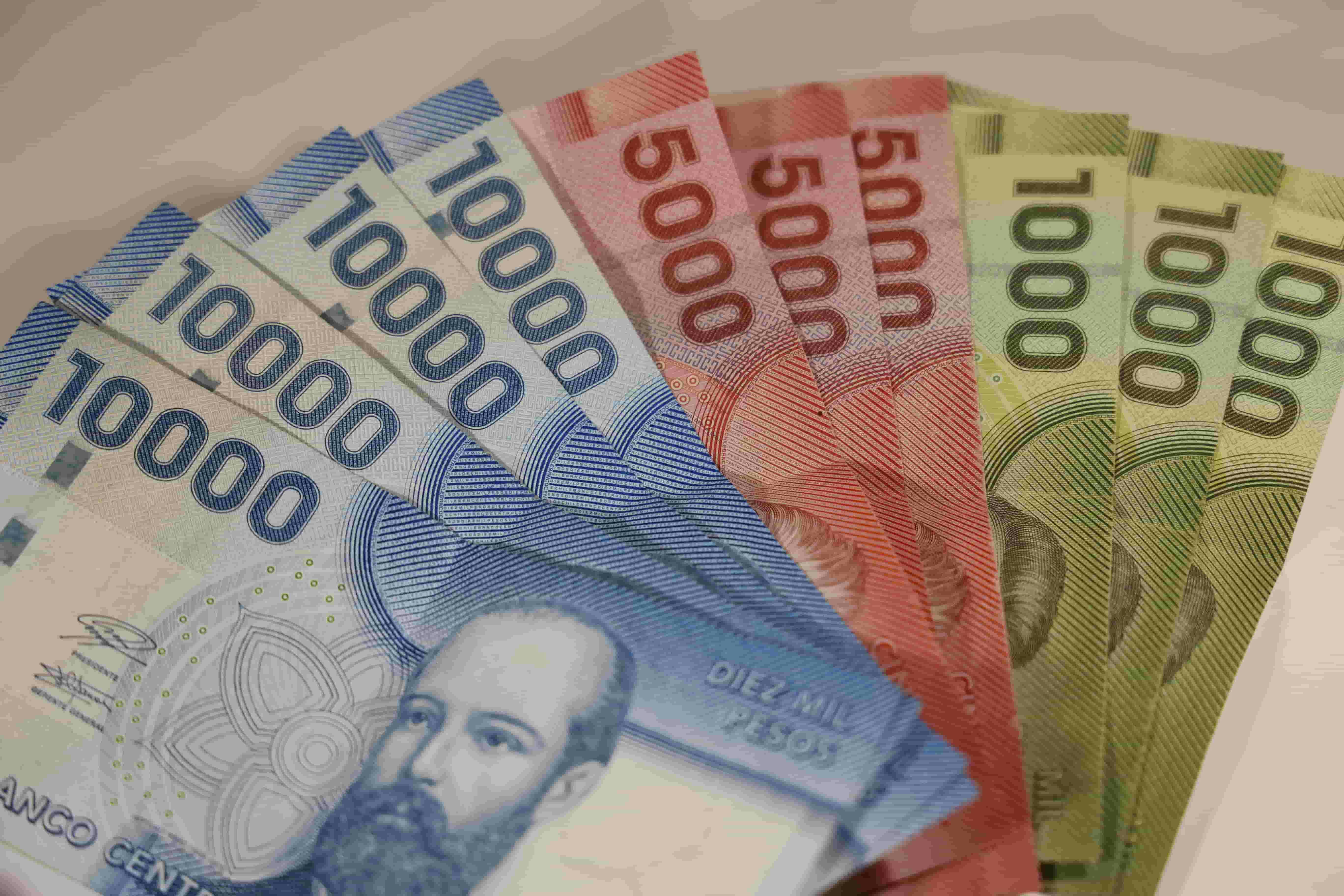Mitad de chilenos gana $611 mil o menos, según INE: "Chile todavía está en la senda del progreso"