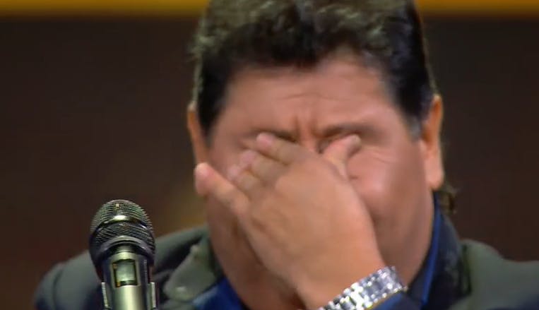 Dyango termina su presentación entre lágrimas