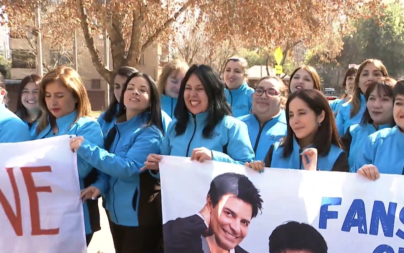Las incondicionales "Chicas de Calipso" ya esperan a Chayanne en Chile
