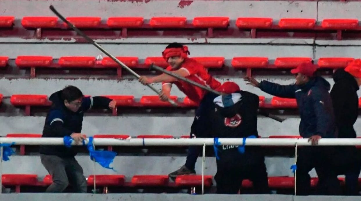 Testigo relata el "denigrante" trofeo de hinchas de Independiente al golpear a hinchas de la U 