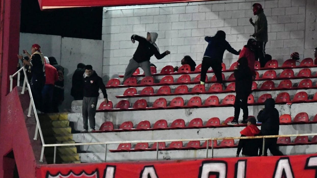 La ridícula reacción de la policía argentina a hinchas de la U: "Nos golpeaban y decían traidores por las Malvinas"