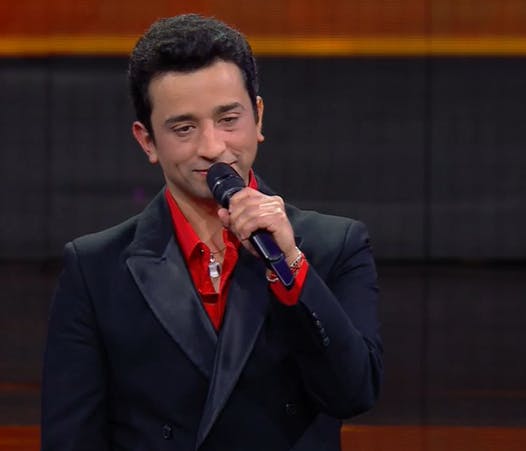 Álvaro Torres hace vibrar el escenario con su voz