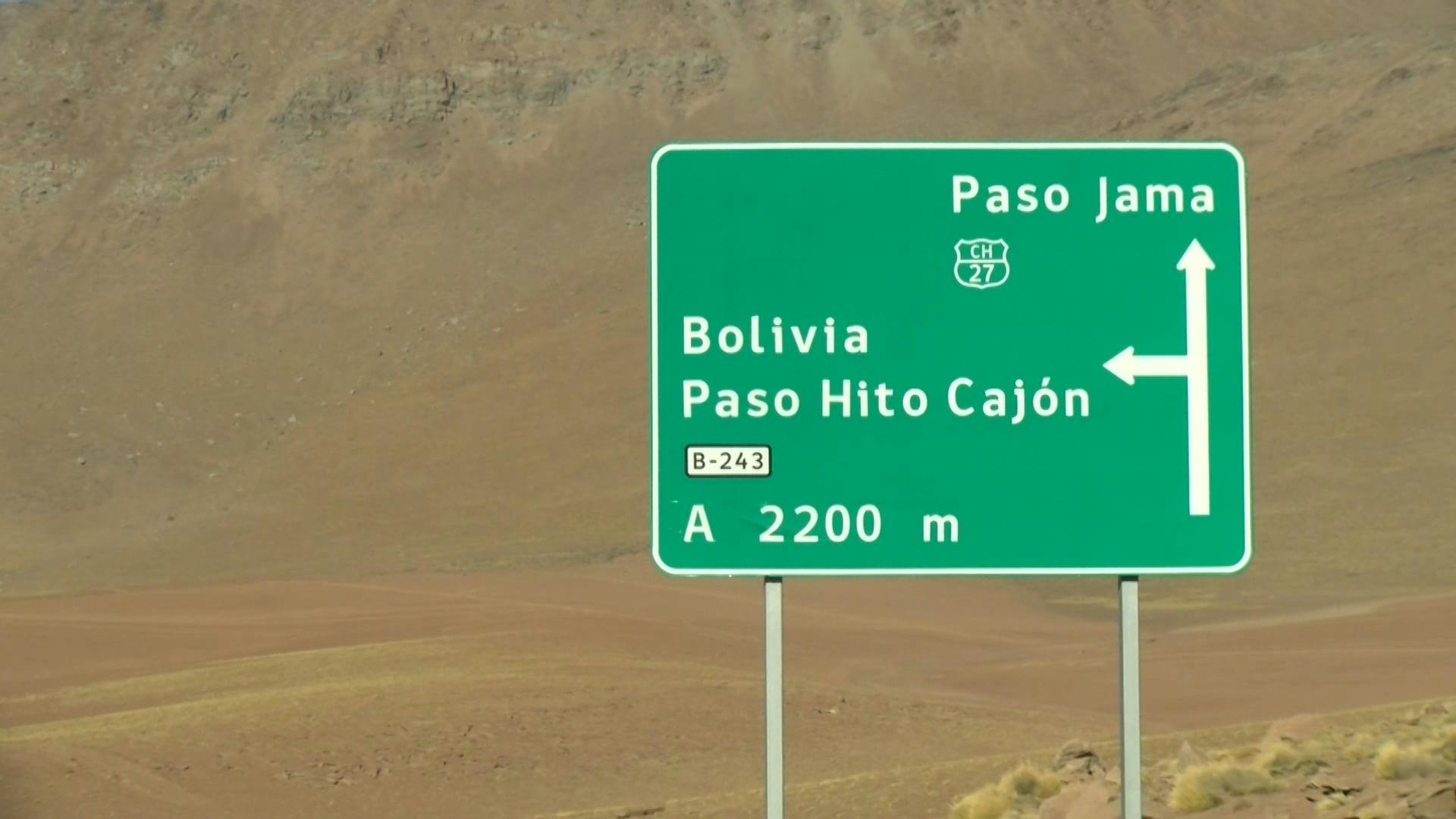 Cinco policías bolivianos están detenidos tras ser descubiertos en territorio chileno por hito cajón 
