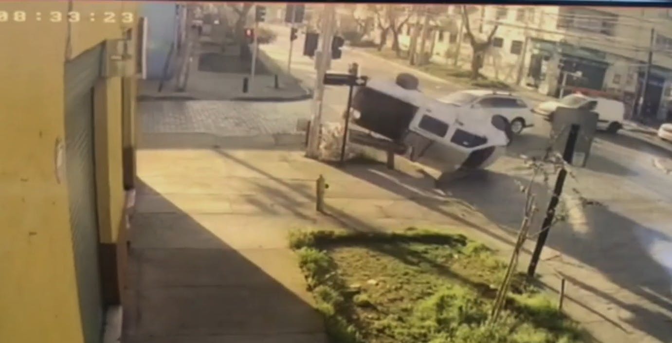 Impactante choque en Santiago Centro: Camión no respetó luz roja de semáforo 