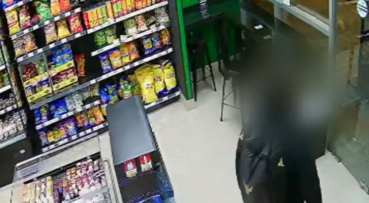 Todo por un café: Hombre protagoniza violento episodio en local comercial