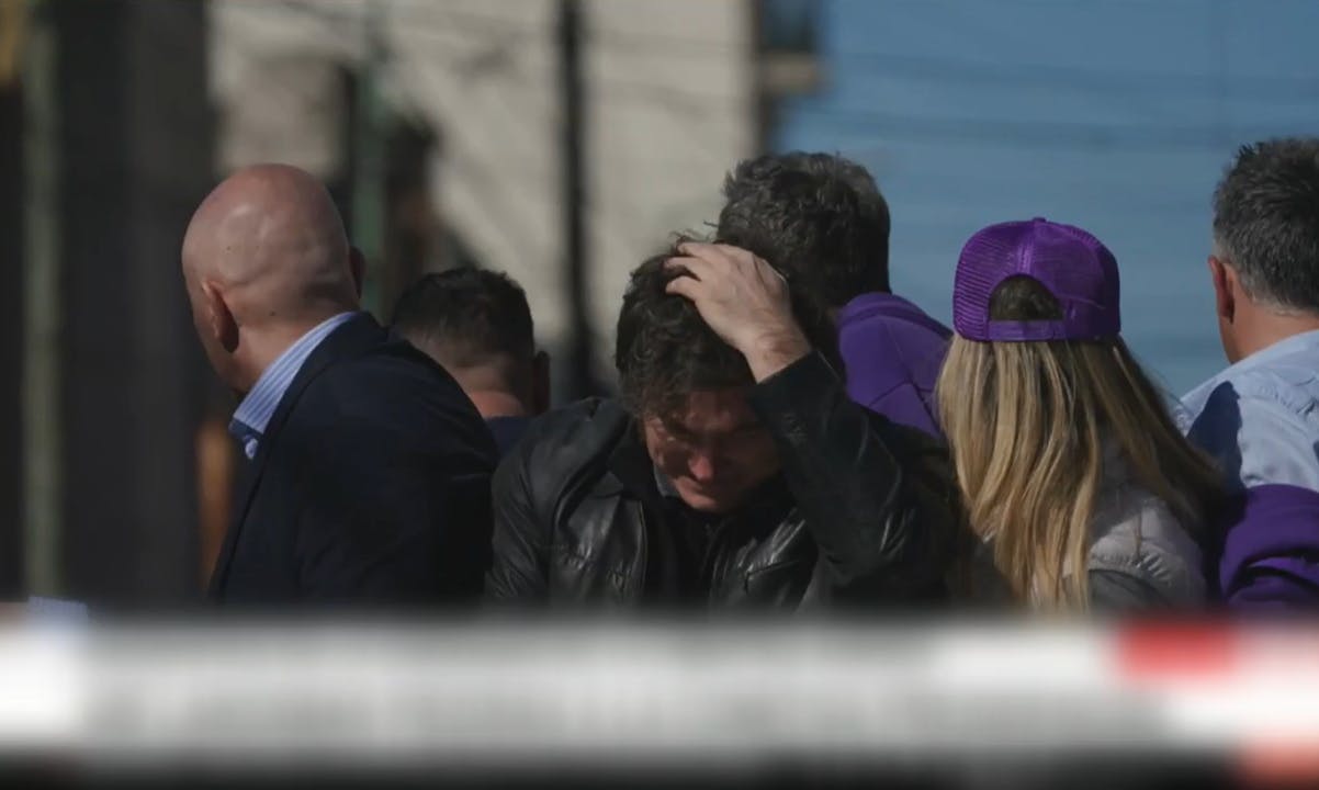 Milei es atacado a piedrazos en medio de investigación por corrupción