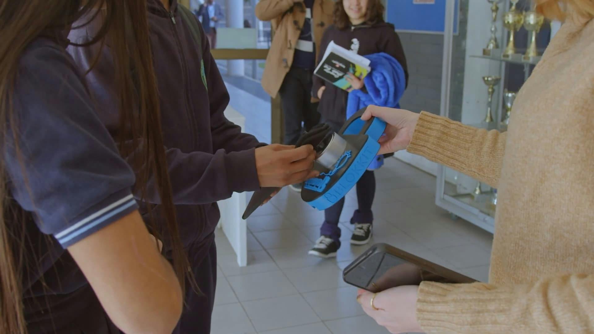 Inhibidores de celular: "Niños estarán más concentrados, pero tiene que acompañarse de educación"