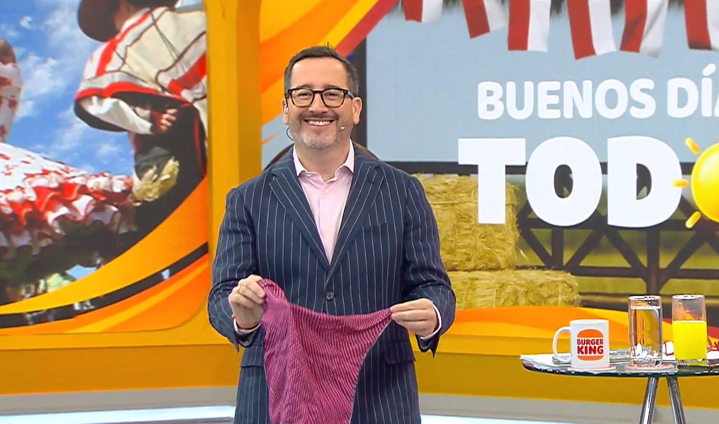 "¡Es magia!": Eduardo Fuentes sorprende con inocente truco en el "Buenos Días a Todos"