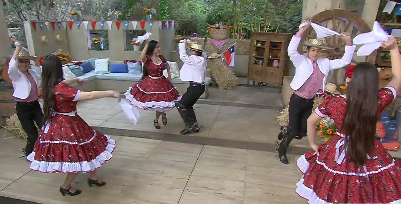 Amores Cuequeros abrió "La Media Fonda" con una patita de cueca
