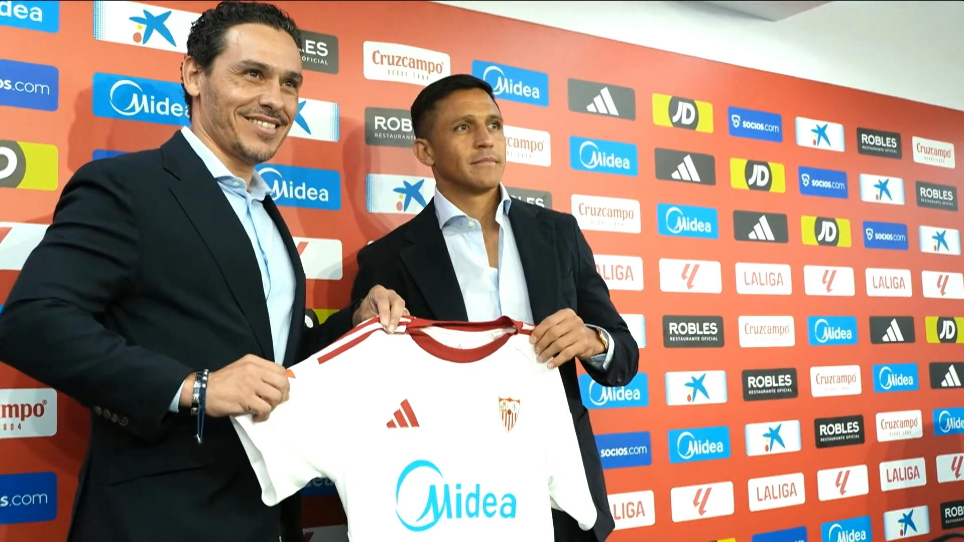 Alexis Sánchez fue presentado en Sevilla 