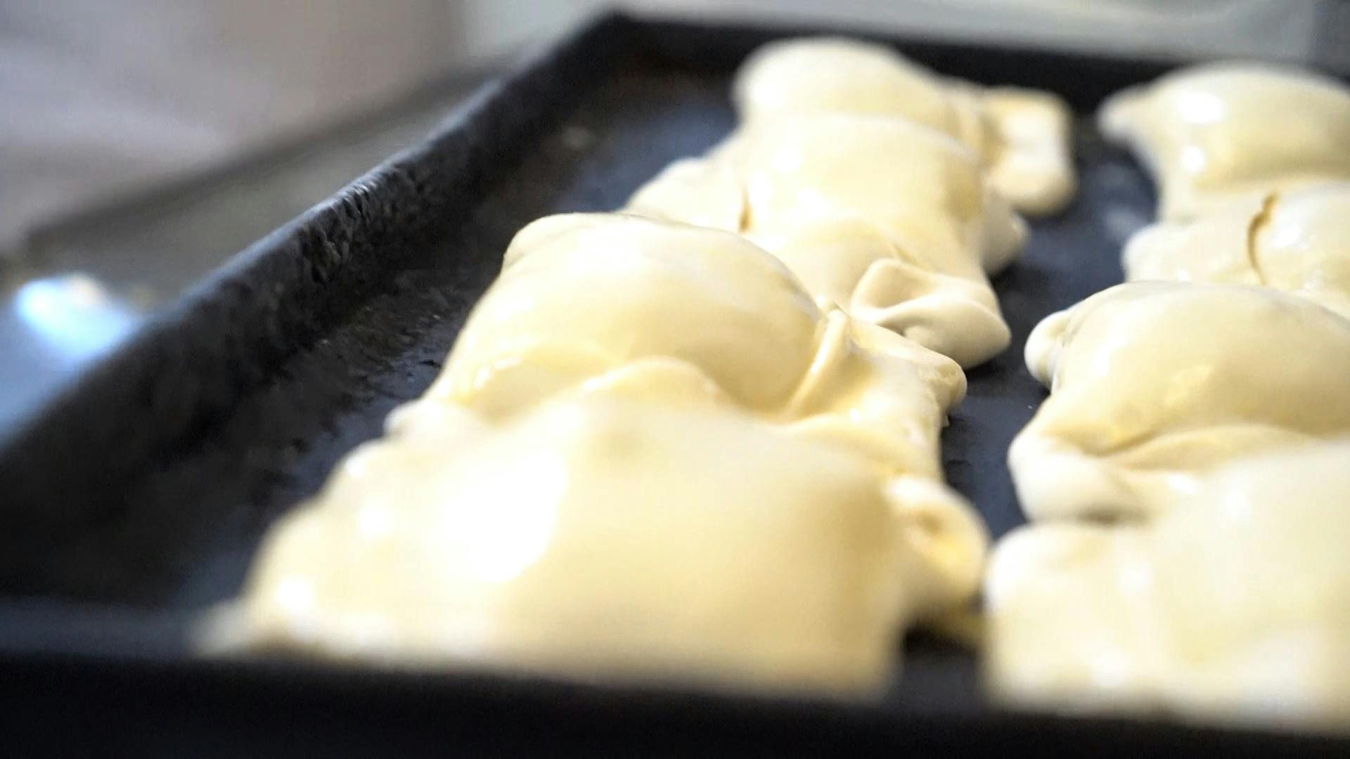 En el marco del programa de fiscalización, la Seremi de Salud inspeccionó empanadas y dulces chilenos, dos de los productos más consumidos en Fiestas Patrias. En esta instancia, se revisó las medidas de higiene, la calidad de las materias primas y la procedencia de las carnes usadas en su elaboración.