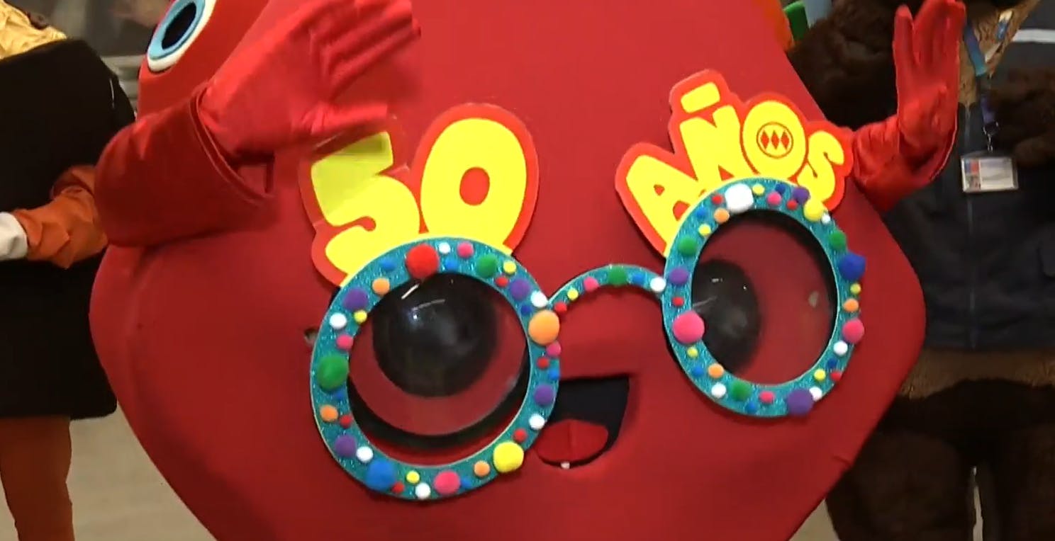 Metro celebra sus 50 años con una gran fiesta de corpóreos 