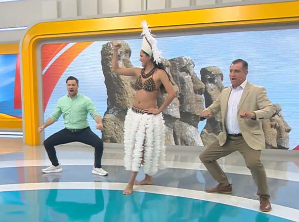 Simón e Iván se lucen en las clases de danza desde Rapa Nui