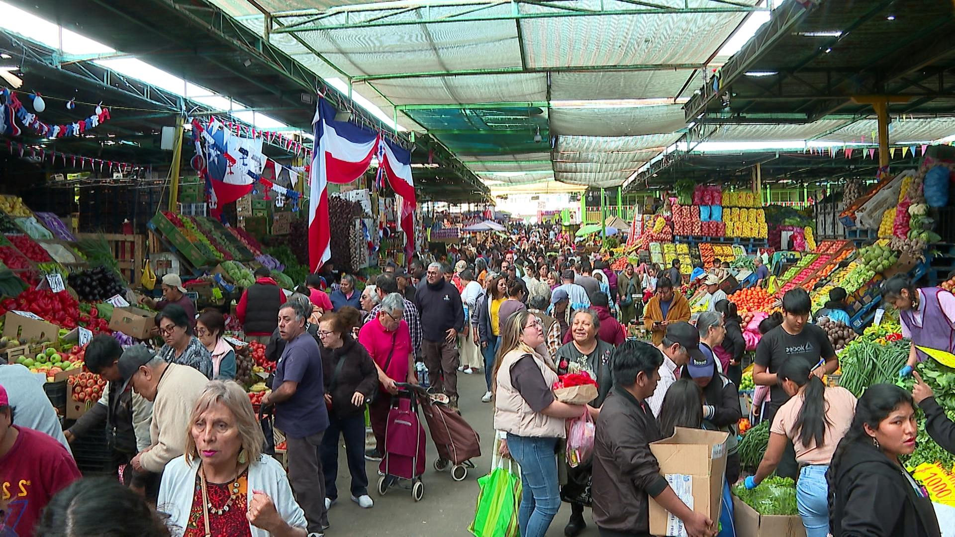 Familias realizan las últimas compras para la mesa en fiestas patrias