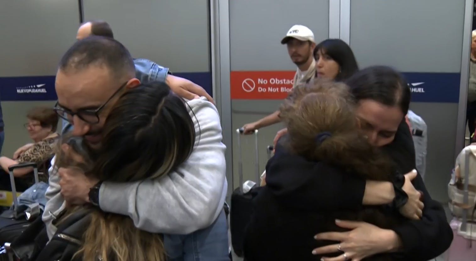 Luego de 8 años: El emocionante reencuentro de chilena con su familia en el aeropuerto 