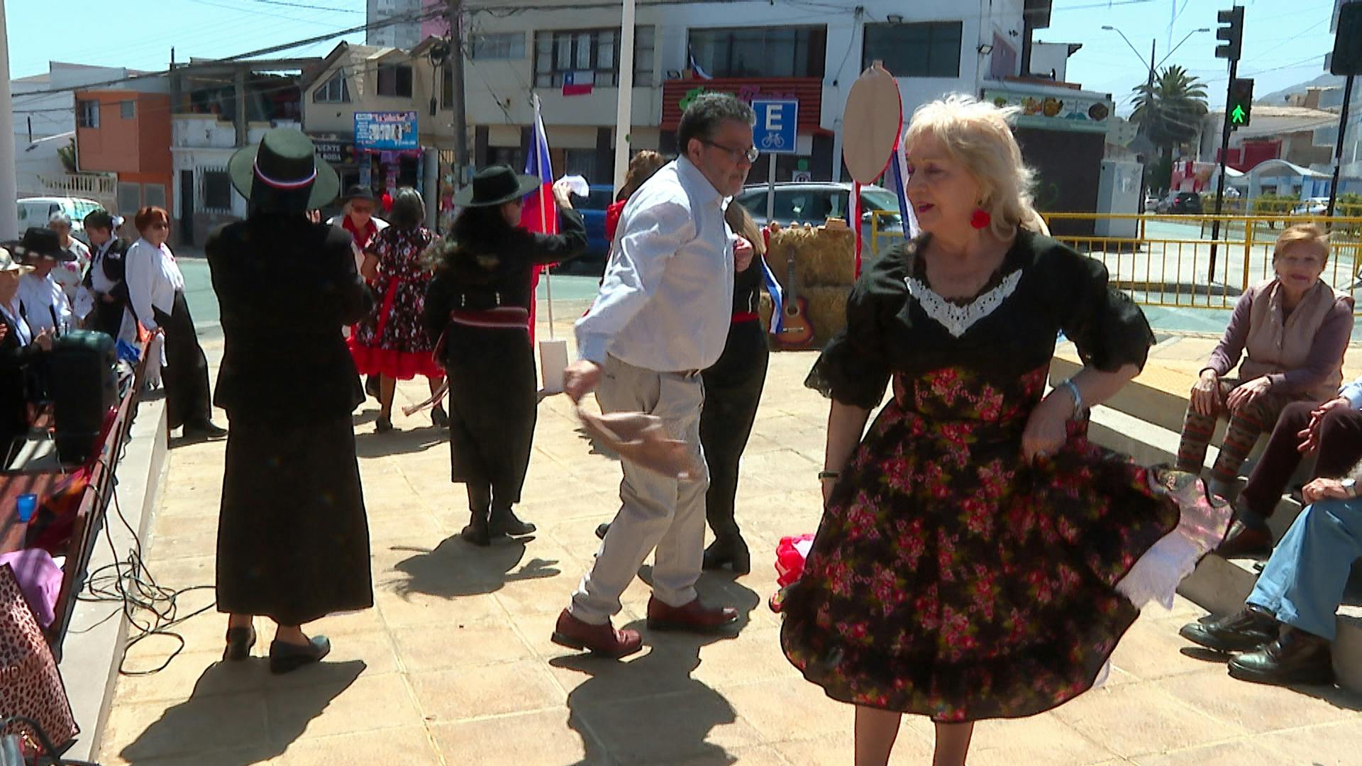 Grupo de adultos mayores celebra las fiestas patrias 