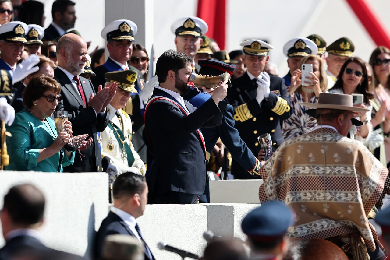 El último brindis: Presidente Boric recibe el tradicional chicha en cacho en la Parada Militar 2025 