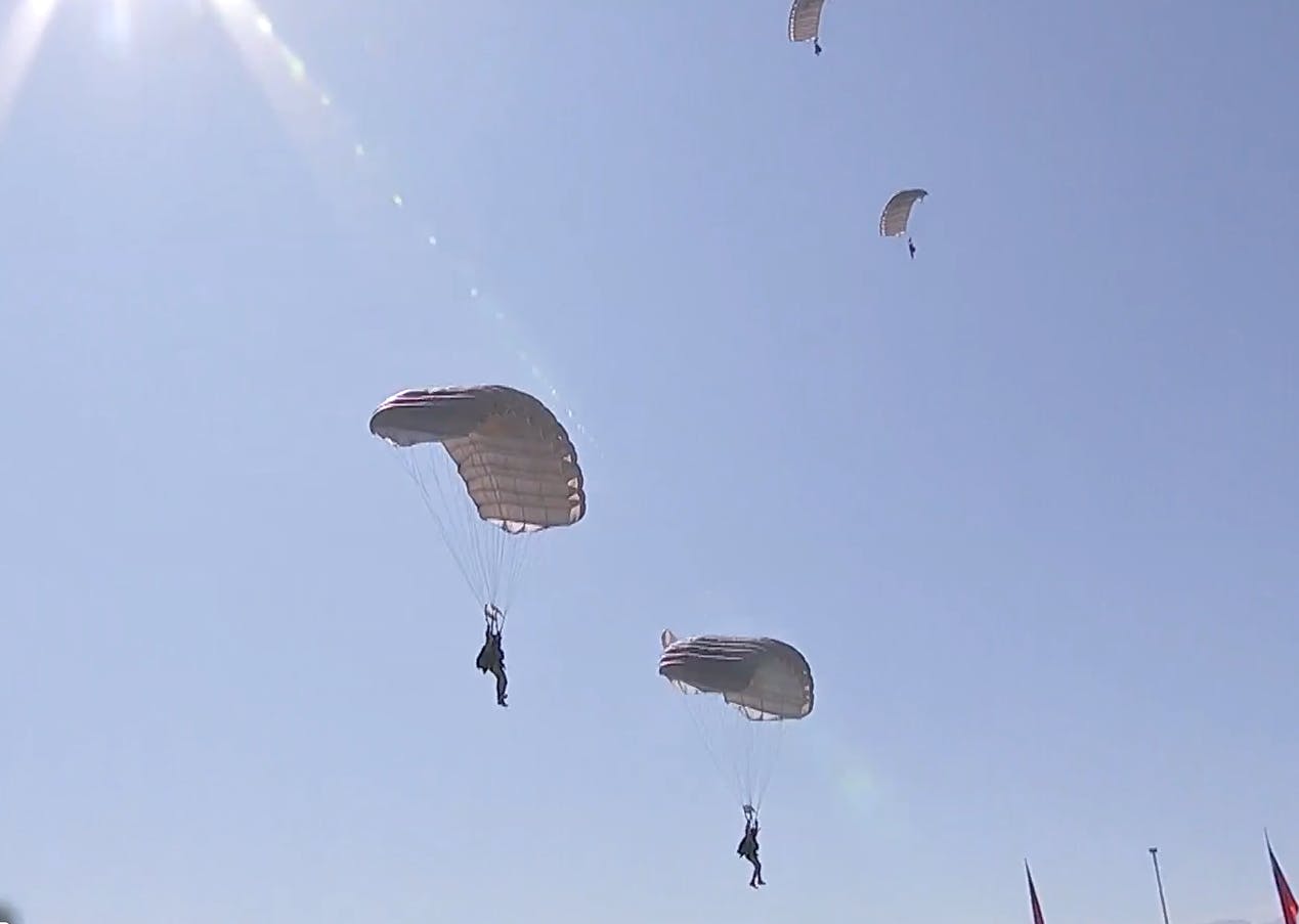La brillante demostración aérea de paracaidistas en la Parada Militar en el Parque O'Higgins