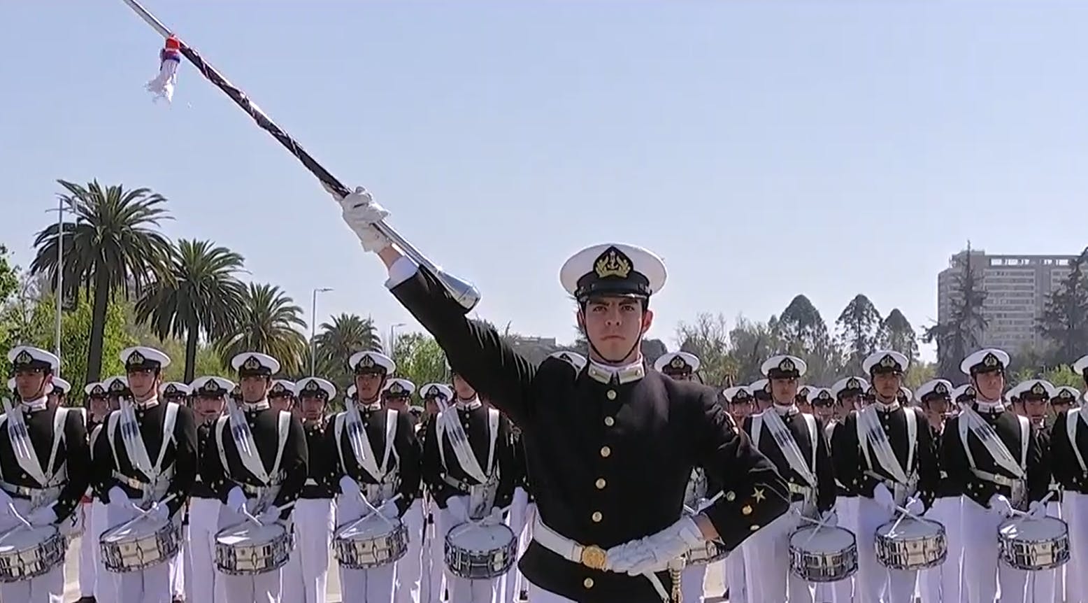 Revive el paso de la Escuela Naval Arturo Prat en la Parada Militar 2025 