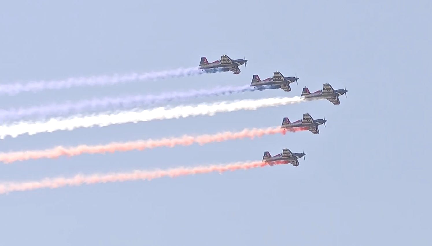 La escuadrilla de Los Halcones decoró de tricolor el cielo de la Parada Militar 2025