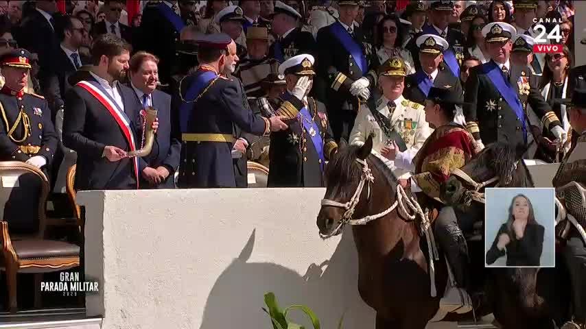 Boric encabeza su último brindis con chicha en cacho en la Parada Militar