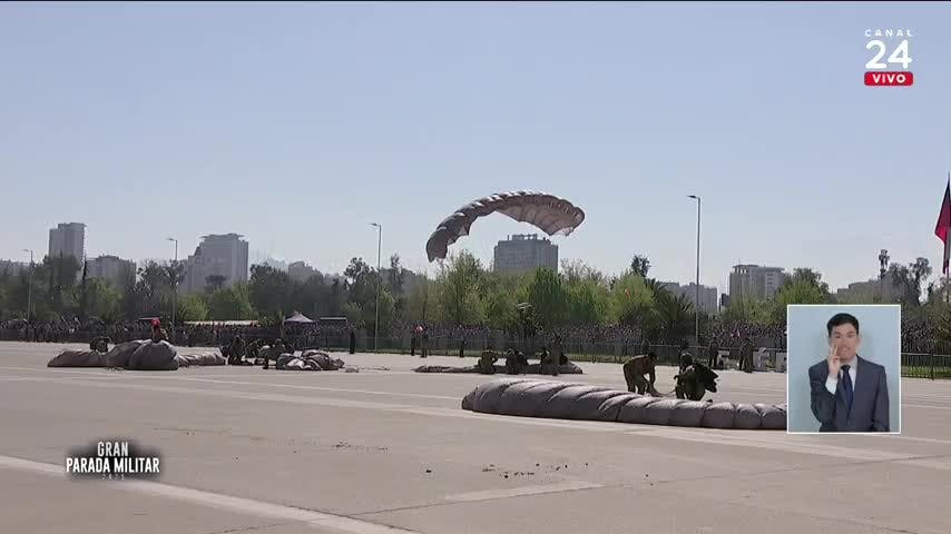 Salto libre paracaidistas militares captó todas las miradas en la Parada Militar 2025