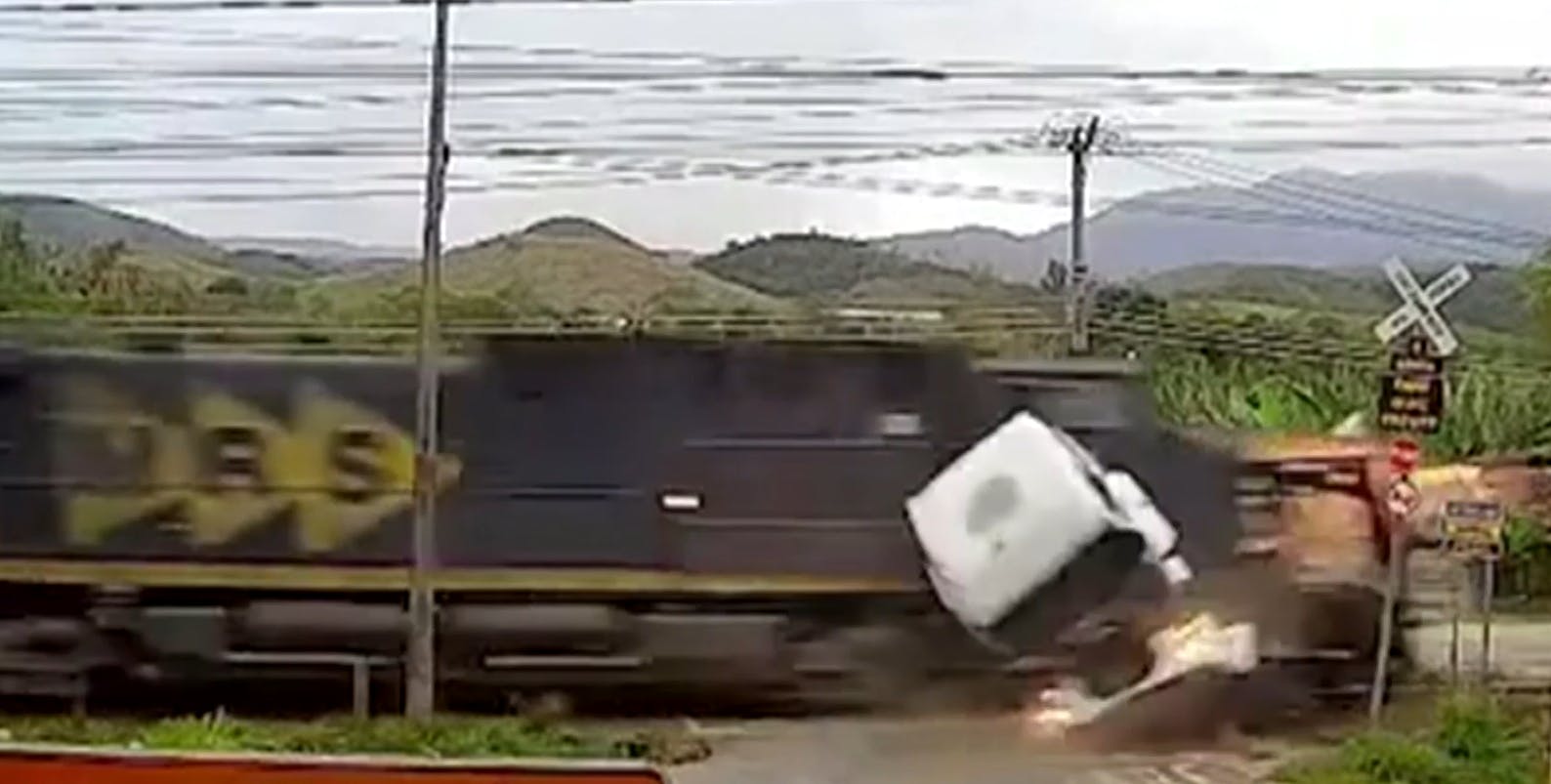 Imprudente acción: Tren destruye a camión tras impactarlo en Brasil 