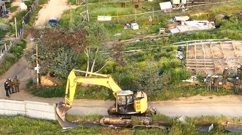 Maquinaria pesada comienza a demoler toma de Quilpué 