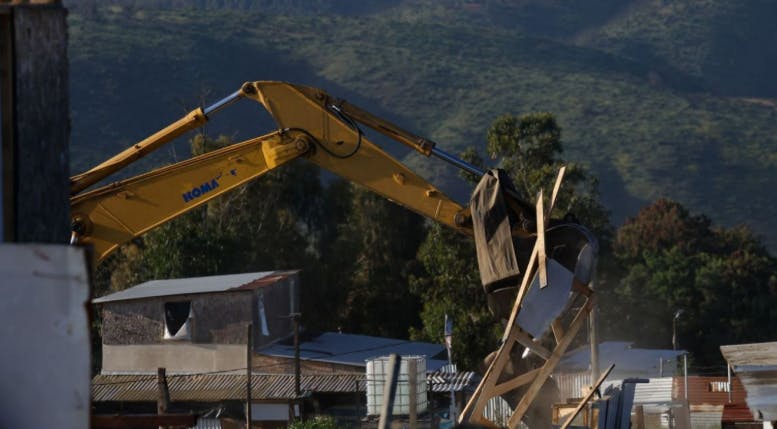 "Es un momento que emociona": Habla abogada de familia Correa por demolición de casas en toma de Quilpué 