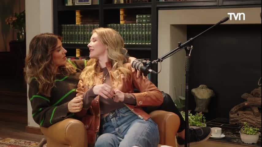 "Mi cabeza no para": Carla Jara se confiesa en la almohada de María Luisa Godoy