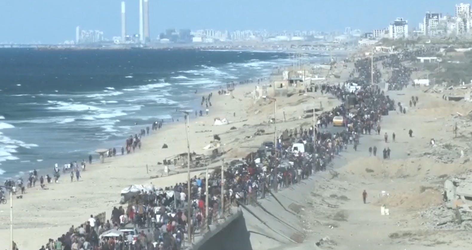 Tras el alto al fuego: Impresionante regreso de miles de palestinos a la Franja de Gaza 