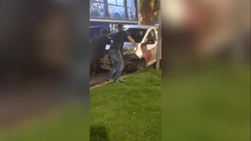 Ocupantes de auto chocaron dos micros y amenazaron a choferes