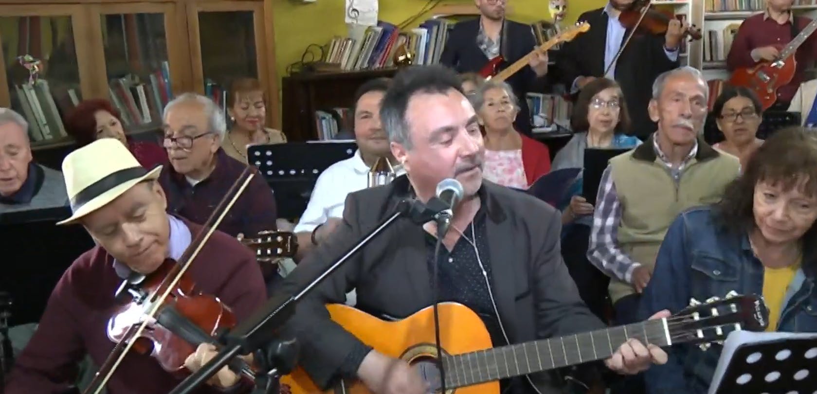 Orquesta de adultos mayores sorprende con tema de 31 Minutos 