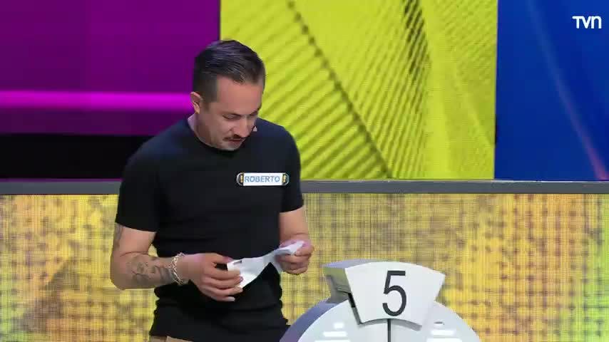 Roberto escribe poesía y trajo una pieza de sus palabras... ¡Escritas en el papel de su finiquito!