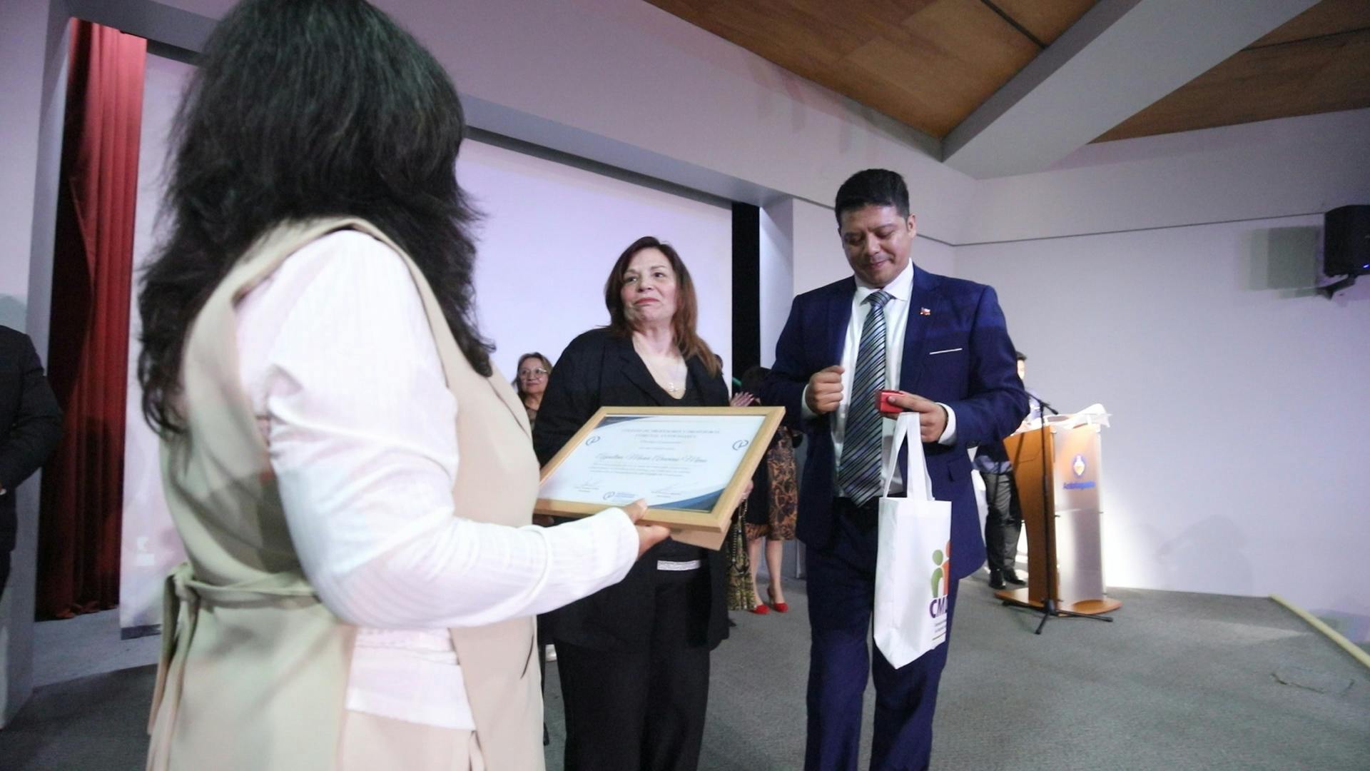 Síntesis regional de noticias: realizan homenaje en el día del profesor  
